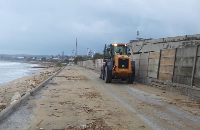 Maltempo , marina di Priolo: messe in difesa della strada barriere di cemento per mareggiate – Foto