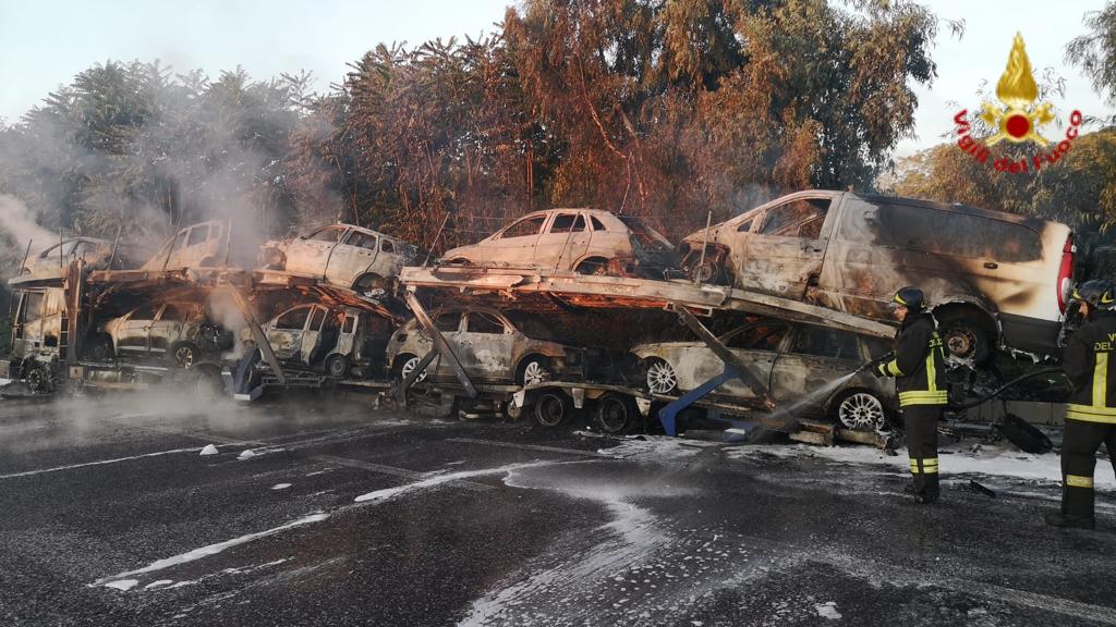 Vigili del fuoco intervengono per l’incendio di una bisarca sull’A18