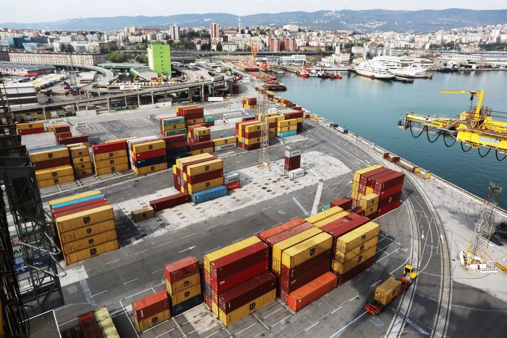 Portuali di Trieste: “Nessun blocco, chi vuole lavora”