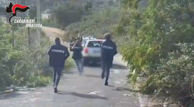 Carabinieri colgono sul fatto strozzini : 3 arresti – Video