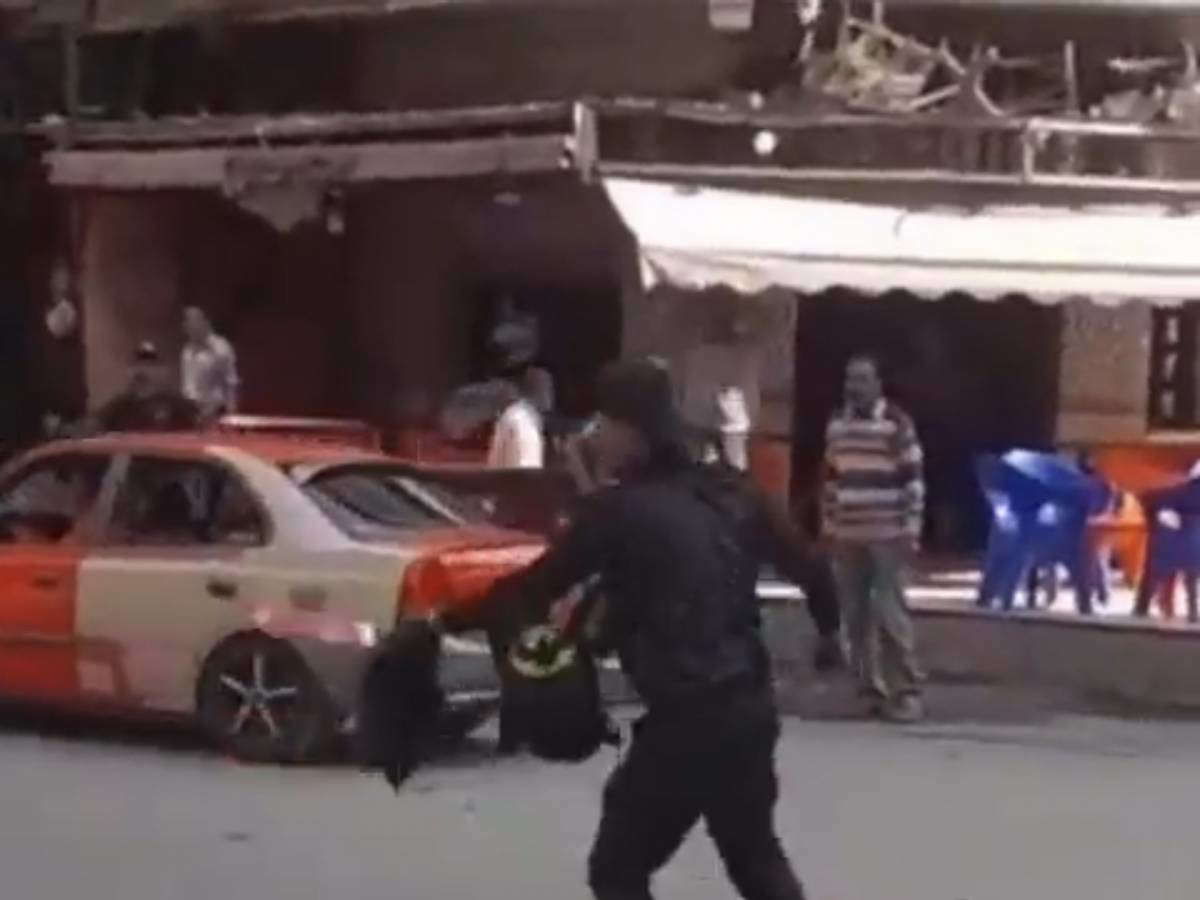Orrore in Egitto: decapita un uomo e cammina per strada con la sua testa