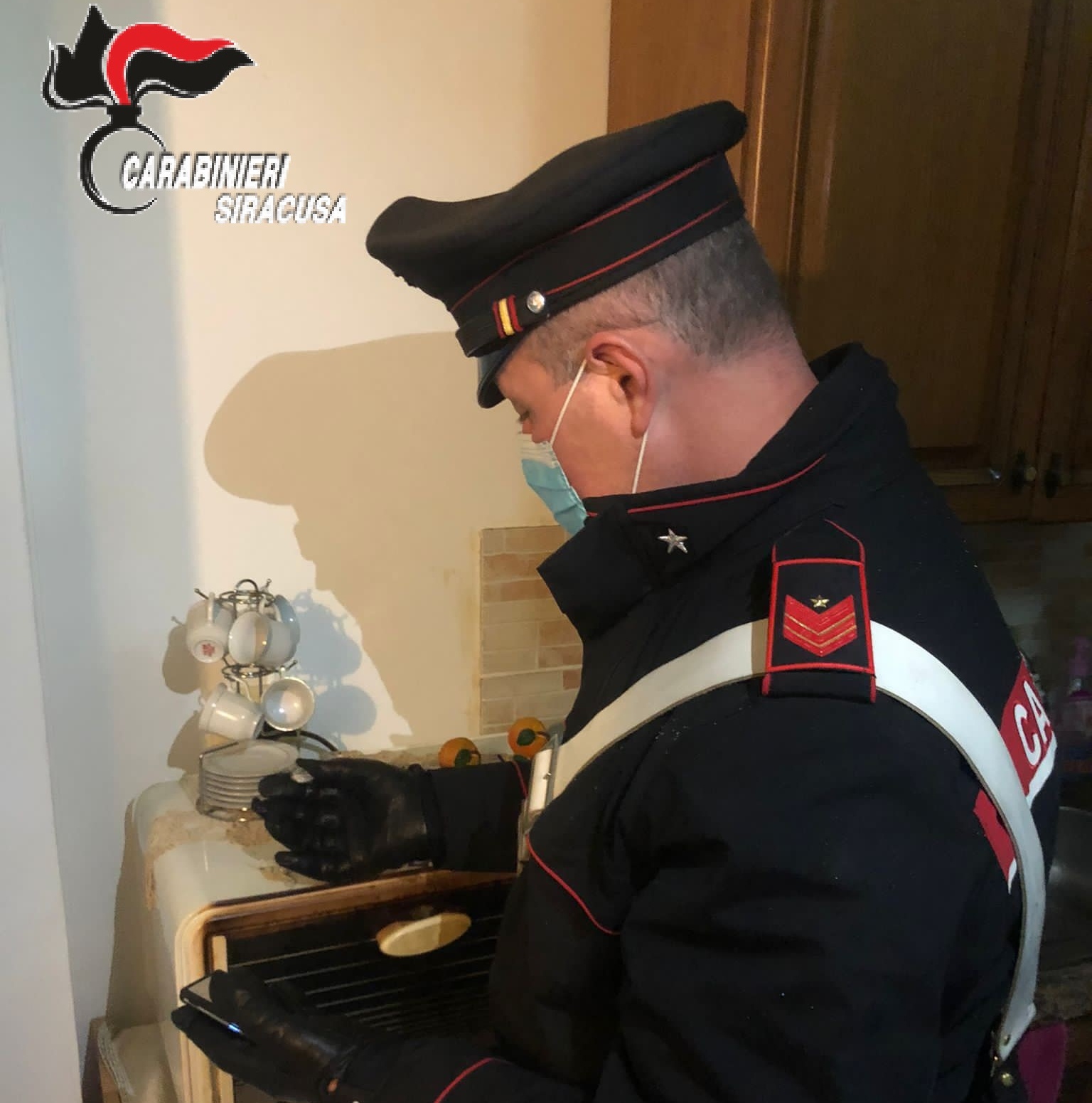 Canicattini Bagni: coppia spacciava a pochi passi dalla caserma dei carabinieri-Arrestati