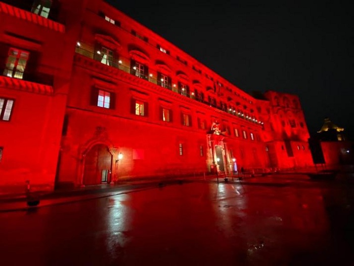 Palermo – Giornata contro la violenza sulle donne  Palazzo Reale illuminato di rosso