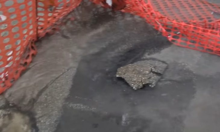 Gli effetti dell’alluvione, in via Columba lavori di riparazione della rete fognaria