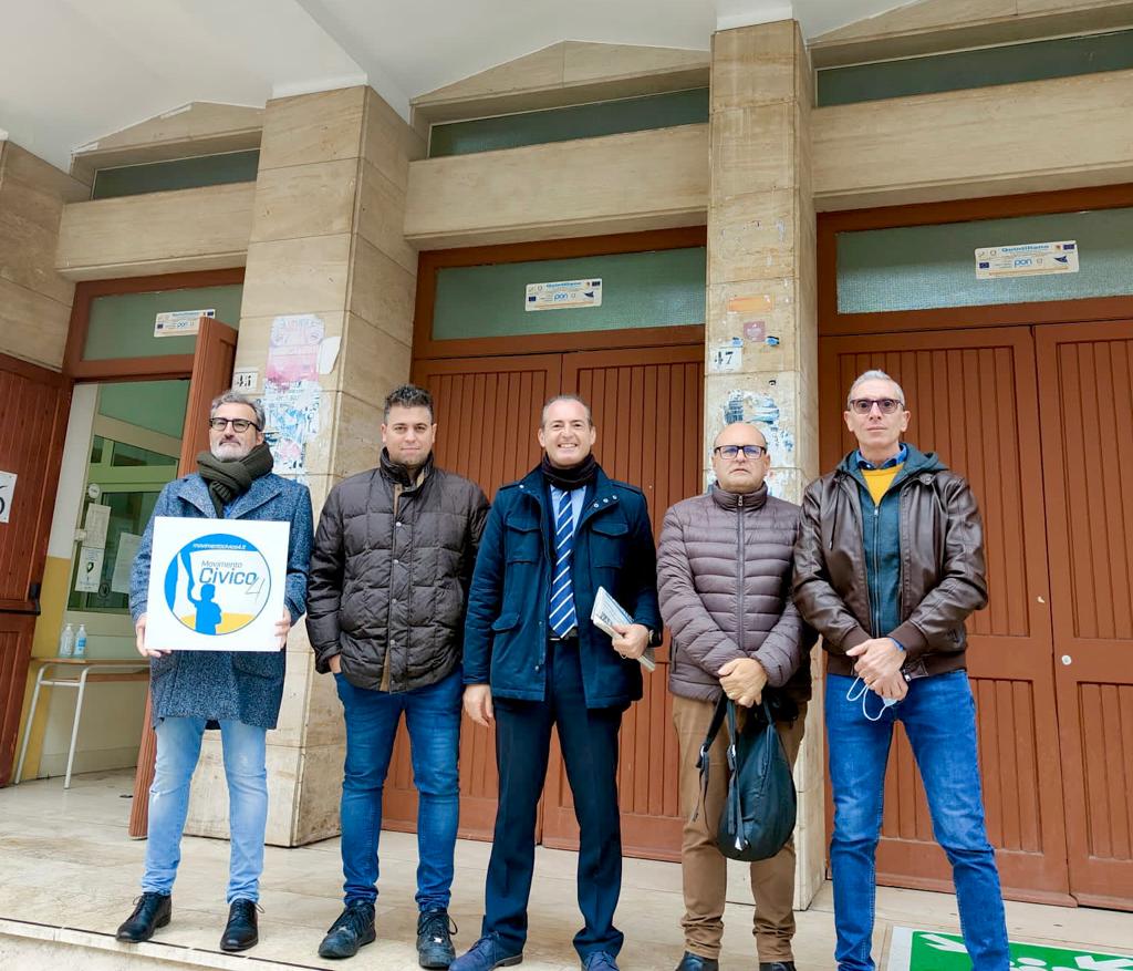 Siracusa, “Civico 4” manifesta davanti al Quintiliano per l’adozione del Peba