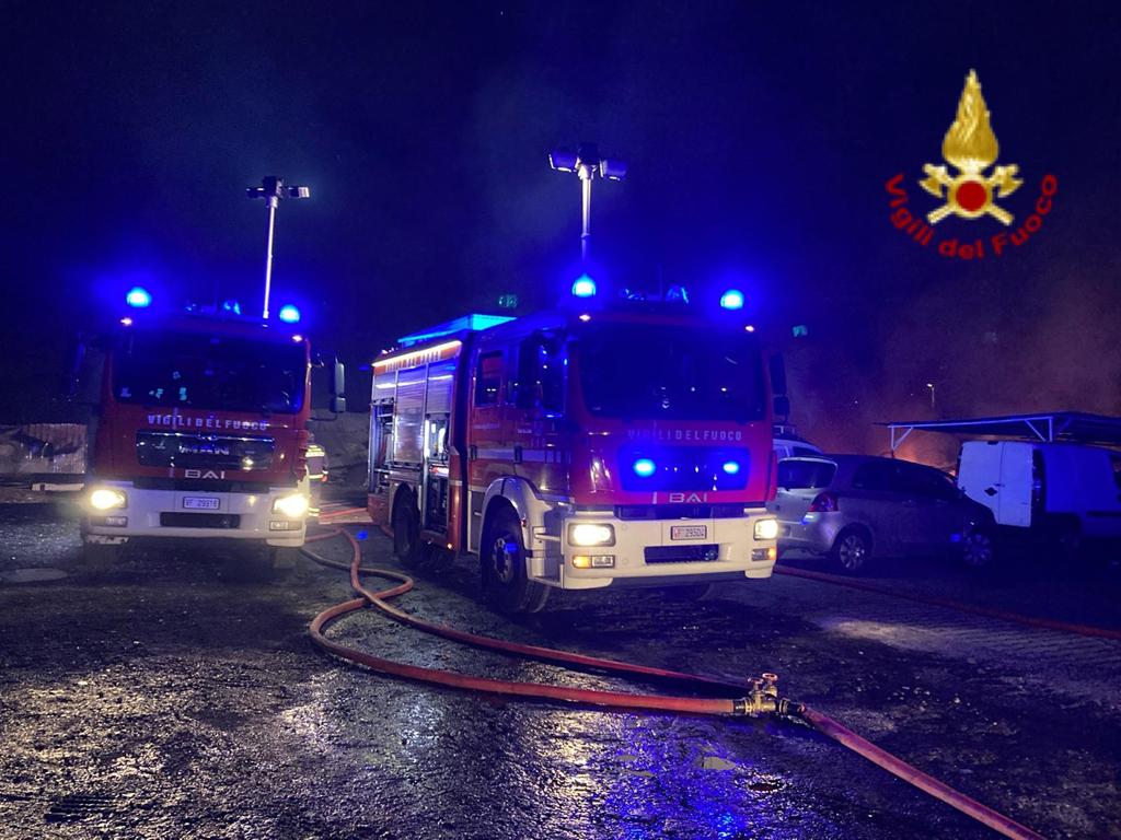 Catania: i Vigili del fuoco impegnati nello spegnimento di un incendio in un parcheggio all’aperto