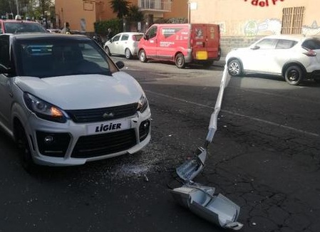 Crolla su auto palo illuminazione a Catania, nessun ferito