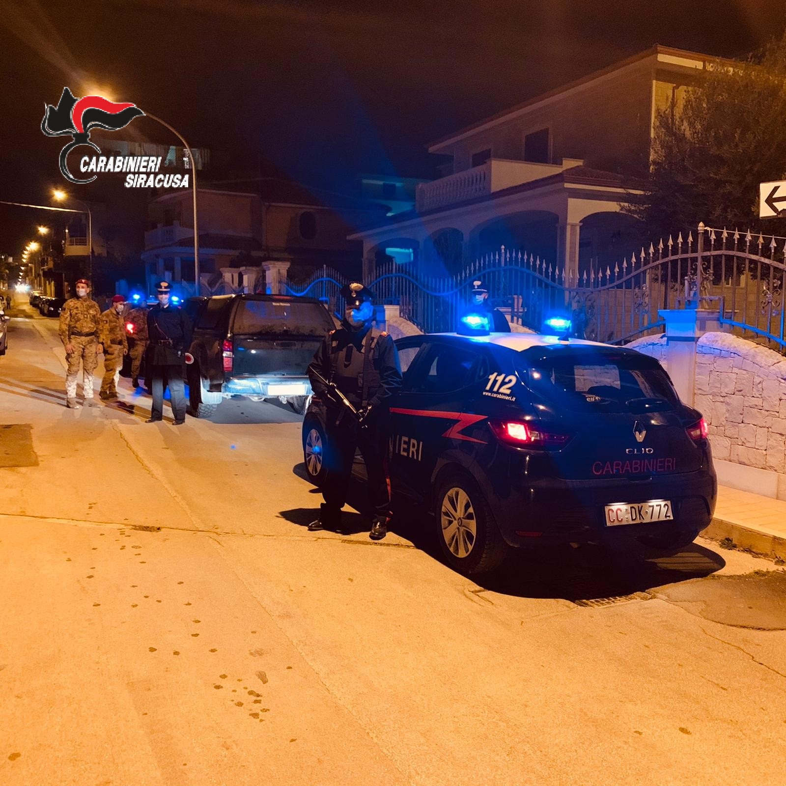 Noto, Carabinieri in azione: in atto numerose perquisizioni e sequestri di armi e denaro