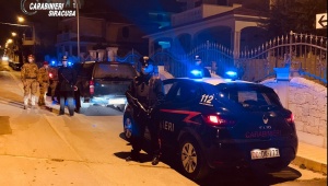 Blitz a Noto, sequestrate 10 pistole e la somma di 100mila euro