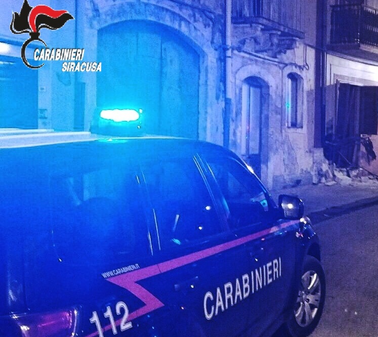 Solarino: catanese arrestato dai carabinieri mentre tenta furto in appartamento