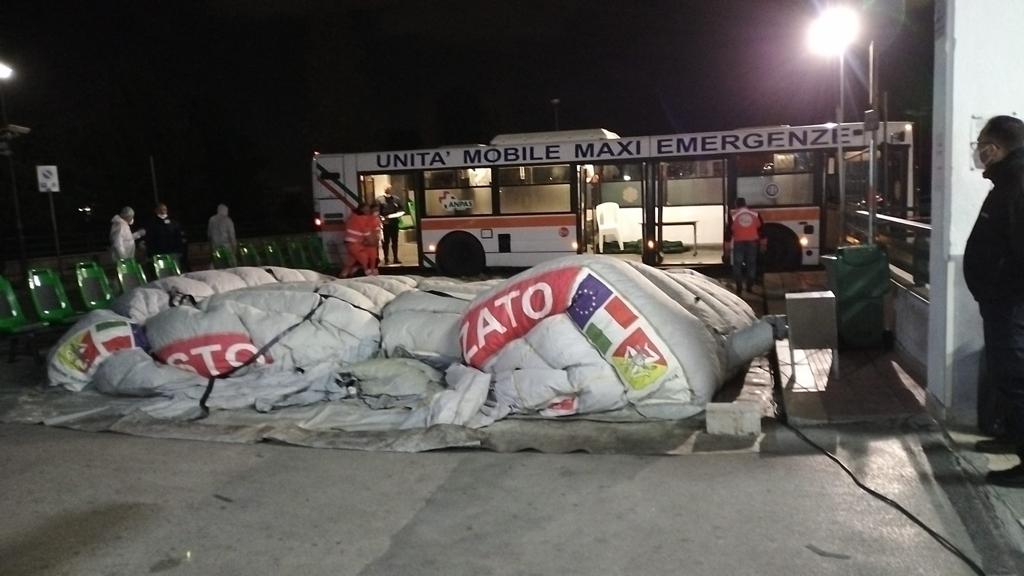 Palermo –  Si sgonfia tensostruttura davanti ospedale Cervello