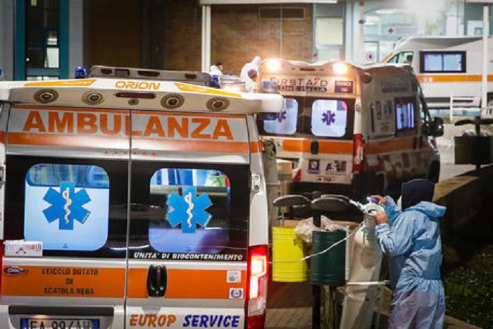 Palermo: ospedale Cervello, ancora una notte di tribolazioni – ambulanze in fila al pronto soccorso – torna la paura covid