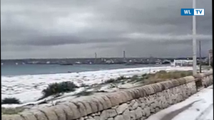Neve grandinata: lo strano risveglio “imbiancato” di Marina di Priolo
