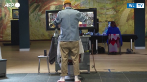 Amsterdam, il museo Van Gogh si trasforma in salone di bellezza