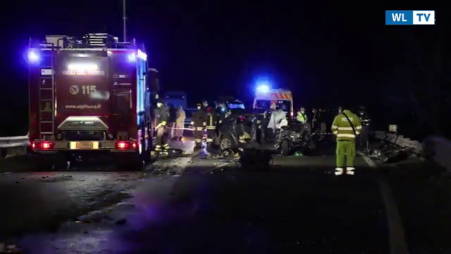 Incidente stradale nel Bresciano, scontro tra auto e bus: cinque giovani morti