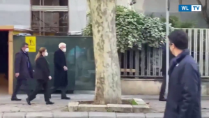 Mattarella a Palermo, la folla lo applaude: "Grazie presidente" - All'uscita della sua abitazione per andare a Messa