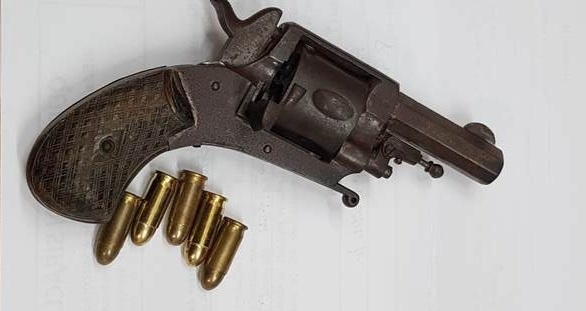 Siracusa , andava in giro con un revolver nel bagagliaio: arrestato