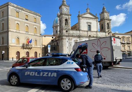 Caltanissetta: durante il lockdown rubarono in chiese, scuole e case private – 7 arresti