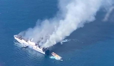 L’Incendio sulla nave – Si teme sversamento in mare Si cercano ancora 12 dispersi