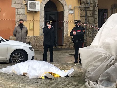 Omicidio nell’Agrigentino – Giovane ucciso in piazza, fermato il padre poliziotto