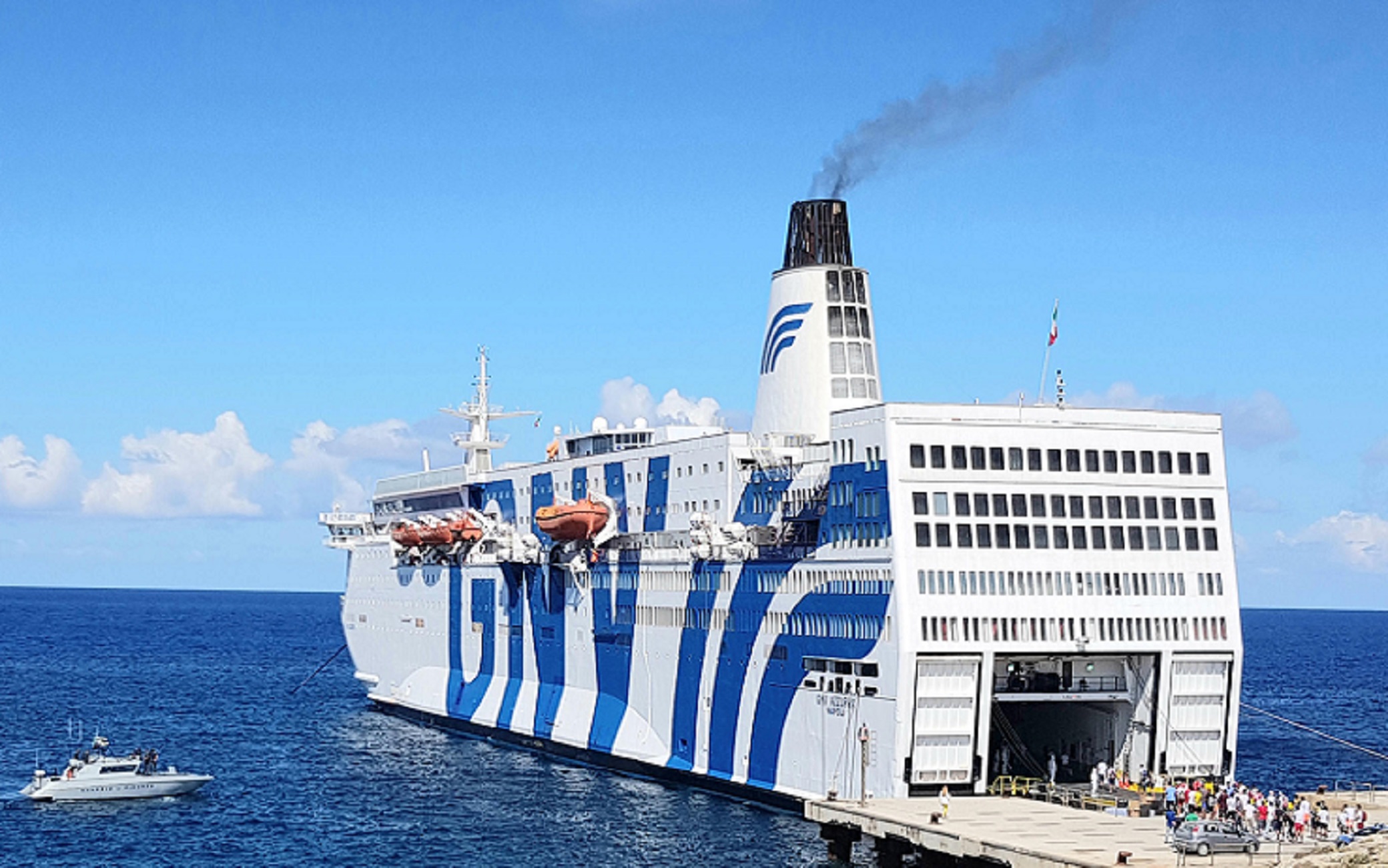 Pozzallo: sbarcati 338 migranti di cui 35 positivi al covid – trasferiti su nave quarantena “azzurra”