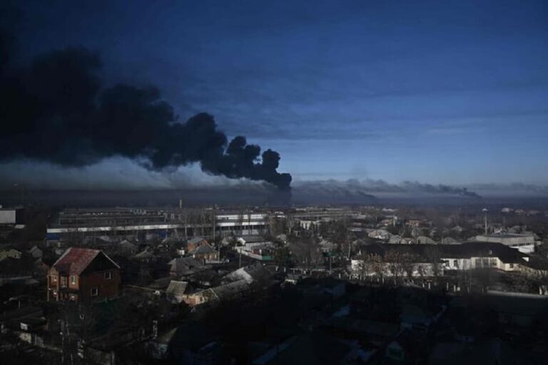 Ucraina – bombardata una scuola – divieto di lasciare il paese per tutti gli uomini tra i 18 ed i 60 anni