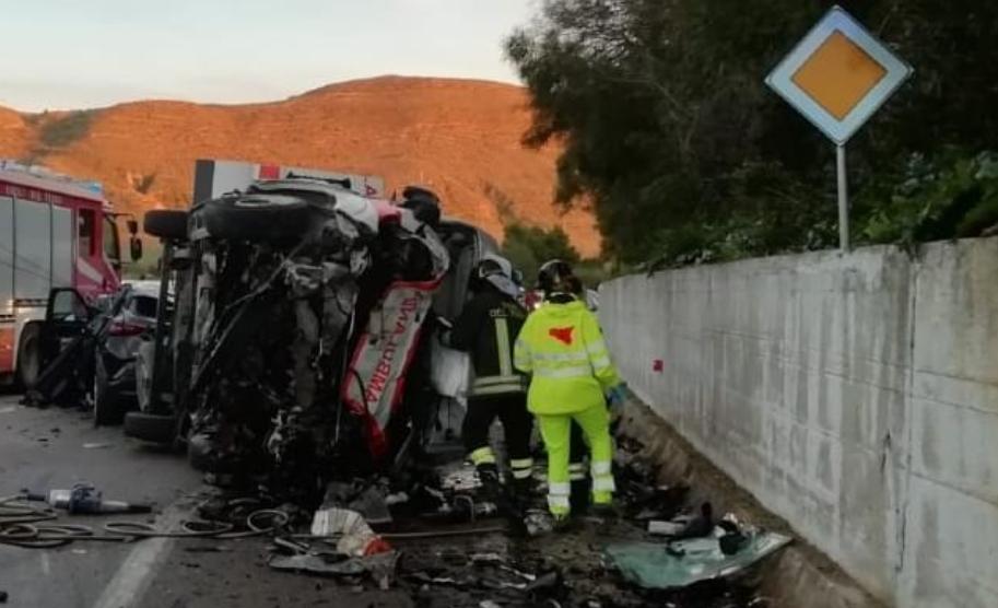 SIcilia – Scontro tra auto e ambulanza: due morti nel nisseno, autista del mezzo in gravi condizioni -Foto
