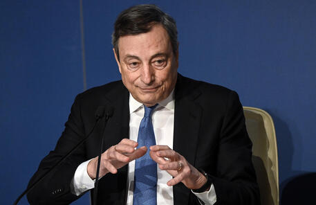 Draghi: “L’Italia appoggia le sanzioni alla Russia, anche su Swift” – Telefonata del premier con Zelensky: “Forniremo assistenza per difendervi”