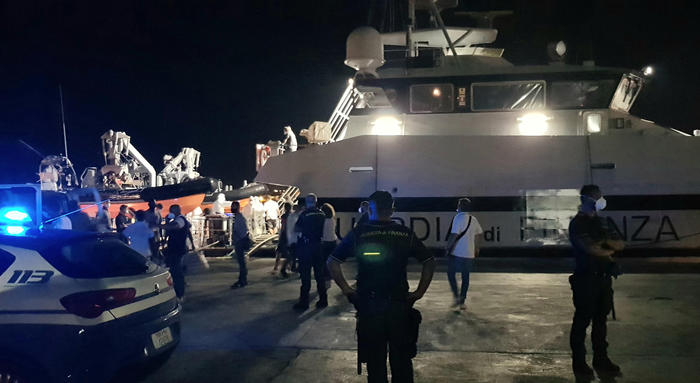 Migranti: Intervento a sud-est Siracusa salvati 700 migranti