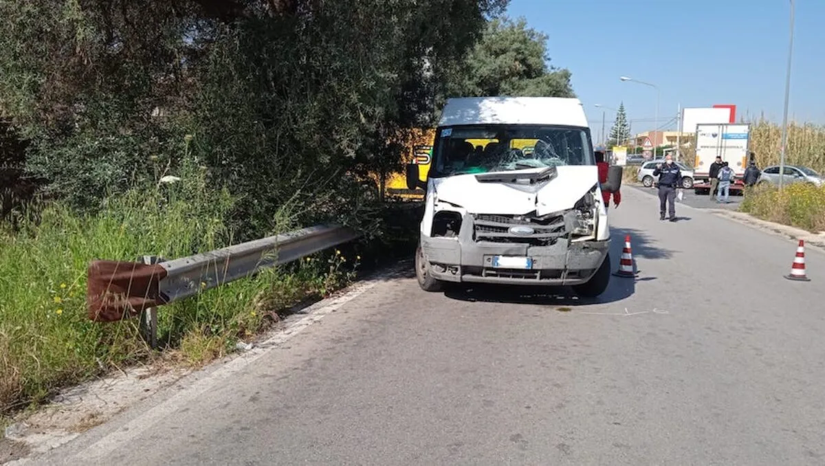 Incidente a Siracusa, scontro tra un furgone e un pulmino per disabilii in via Epipoli: tre feriti