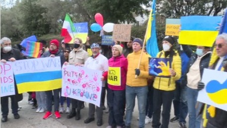 Ucraina –  Manifestazione davanti al consolato russo a Palermo – Esposti cartelli contro Putin e la guerra.