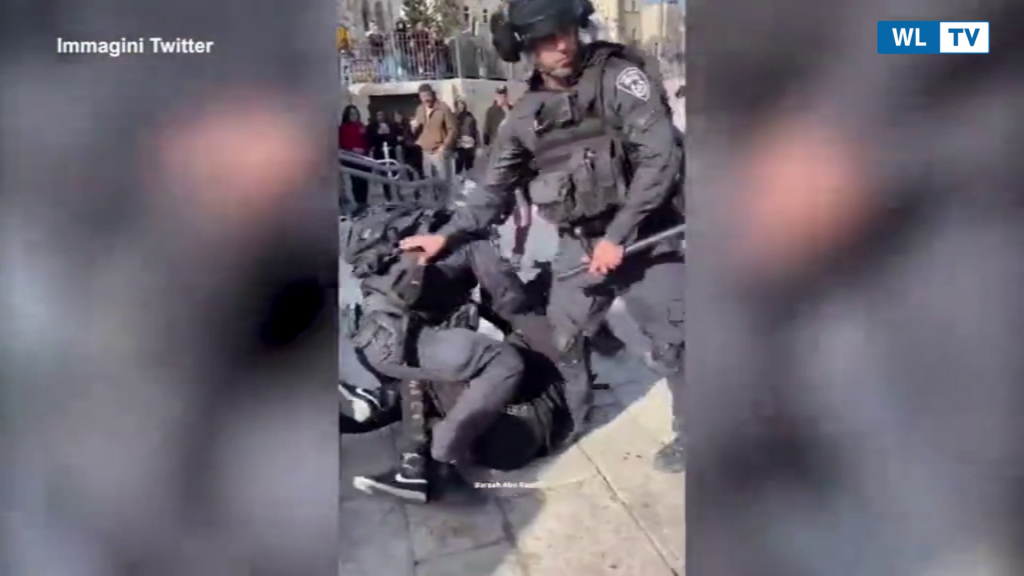 Gerusalemme, soldati israeliani aggrediscono ragazza palestinese di 12 anni -  Contro di lei lanciata anche una granata stordente -Video