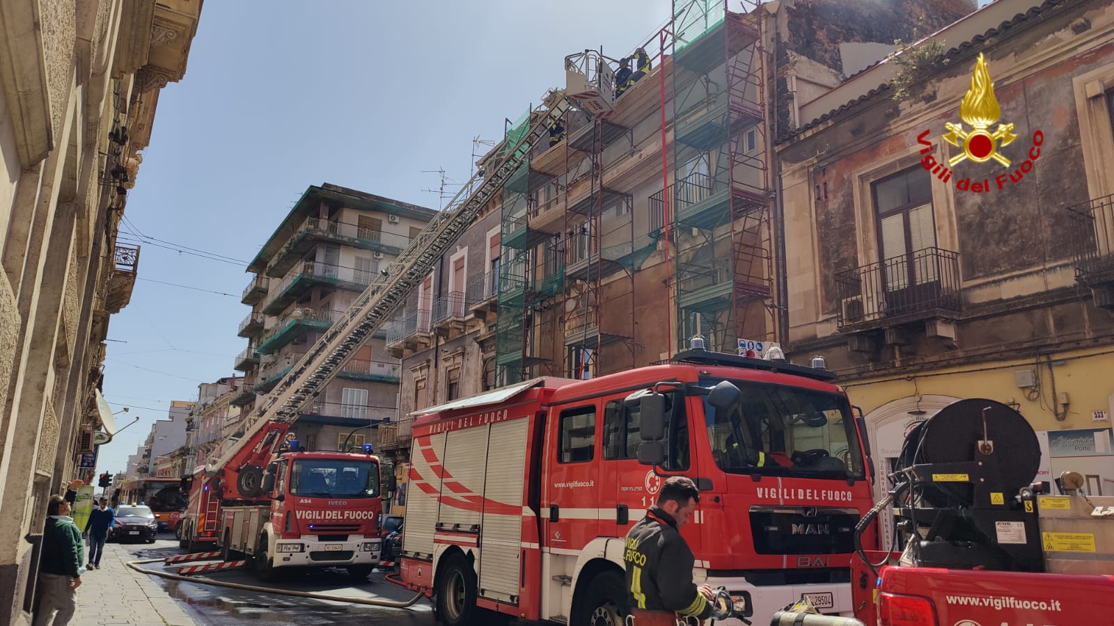 Catania: incendio in abitazione in via Plebiscito