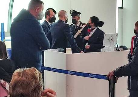 Bloccati a Fiumicino 160 passeggeri, chiamati i carabinieri – Dalle 12.40 in attesa del volo Ryanair per Comiso in Sicilia