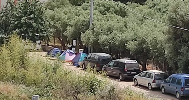 Cassibile: baraccopoli in aumento nei pressi del villaggio per i lavoratori – ancora chiuso l’ostello