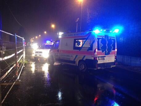 Scontro su A51 nel Milanese: si ferma ad aiutare, infermiera travolta 41enne è grave, altri 3 feriti