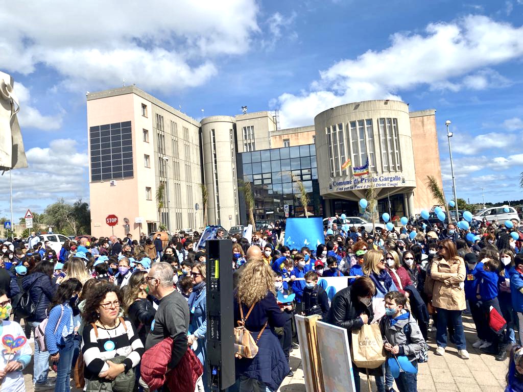 A Priolo la giornata per la consapevolezza sugli autismi, studenti vestiti con un indumento blu