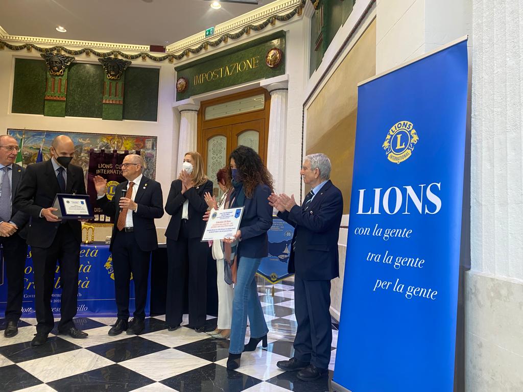 Celebrazione del 25° anniversario dalla costituzione del Distretto Lions Sicilia – Una targa in memoria dell’ex Sindaco Di Pietro è stata consegnata al comune di Priolo