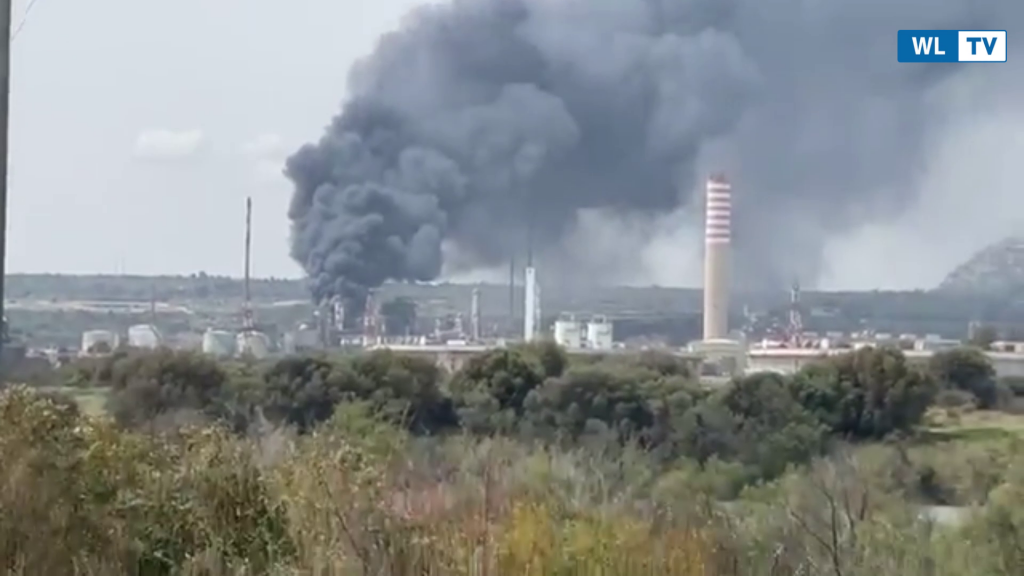 Incendio in zona industriale di Priolo: in fiamme serbatoio di Isab Energy, evacuata la zona