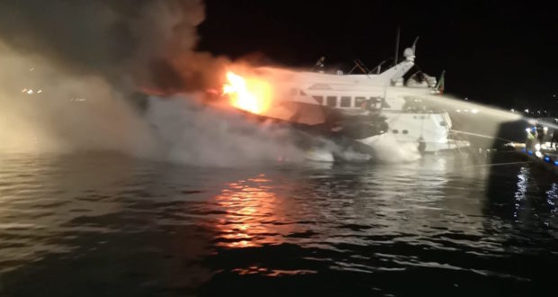 Siracusa, a fuoco un natante: intossicato un marinaio dalle esalazioni di fumo