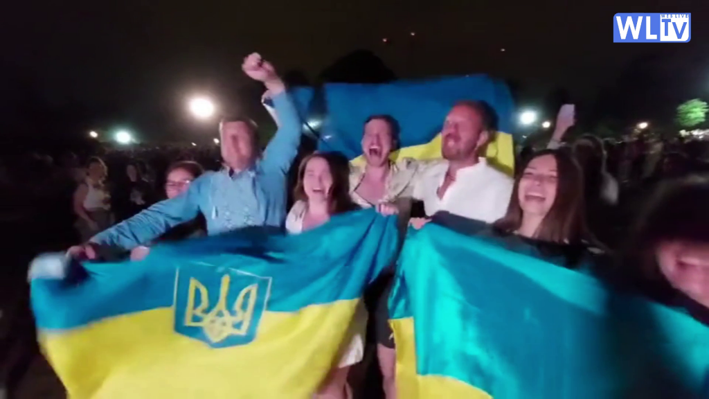 Torino, i festeggiamenti all'Eurovision village per la vittoria dell'Ucraina  Bandiere giallo-blu e cori al parco del Valentino dopo il trionfo della Kalush Orchestra
