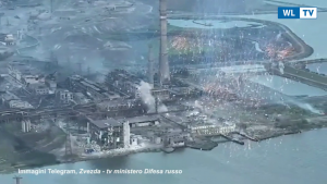 Ucraina, Kiev: 'Bombe incendiarie o al fosforo sull'acciaieria Azovstal'