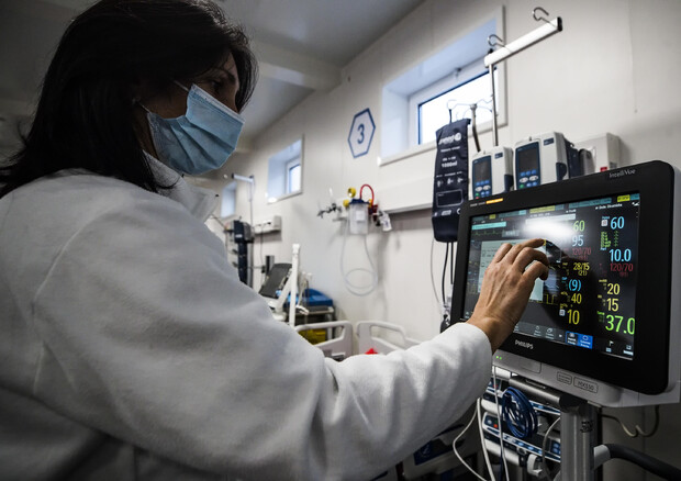 Covid, è nuova ondata più ricoveri nelle intensive