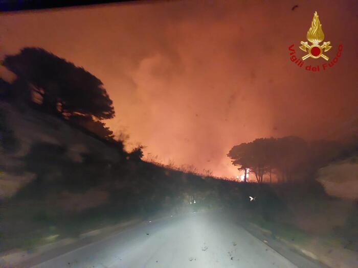 Incendi: Brucia da 48 ore la zona tra San Martino delle scale e Monreale, decine di roghi; pompieri al lavoro