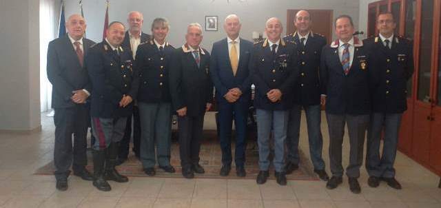 Il questore Sanna consegna dei riconoscimenti ai poliziotti e alle poliziotte in persone