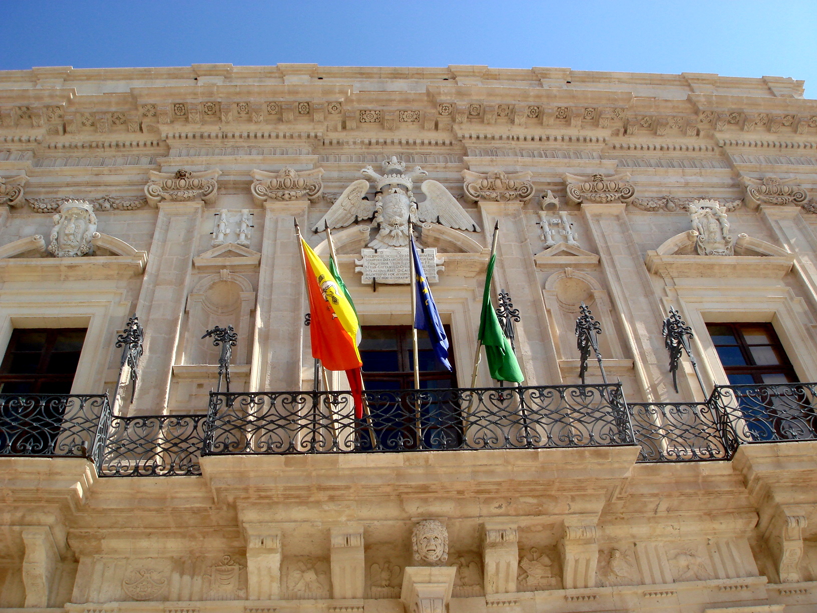 Siracusa aderisce alla “Giornata mondiale del Rifugiato” – Palazzo Vermexio si tinge di blu