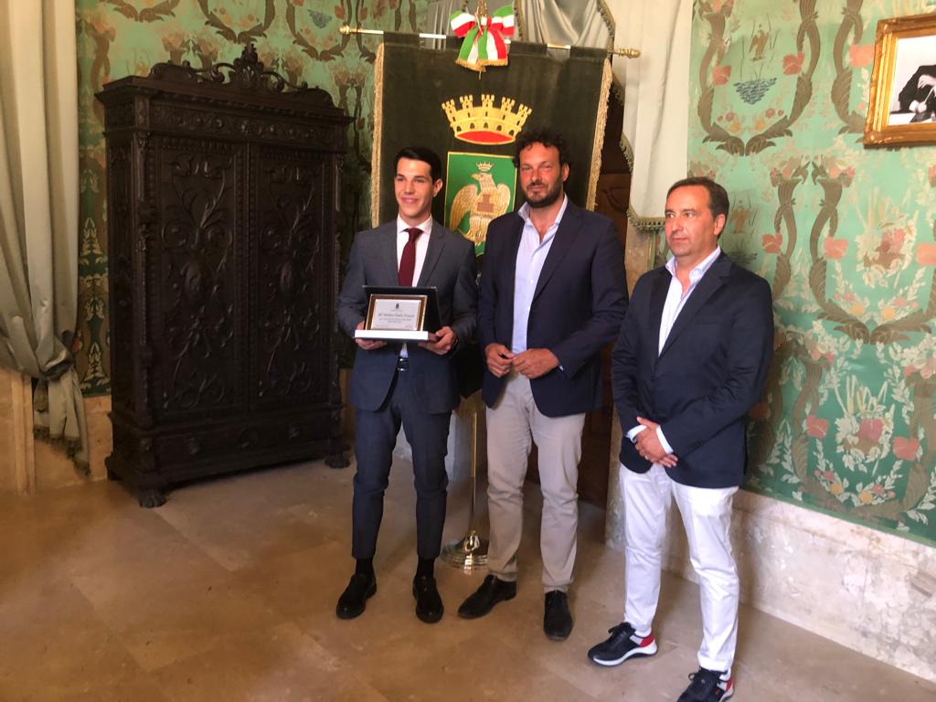 Siracusa – Salvò la vita a calciatore durante una partita, l’arbitro Franzò ricevuto dal sindaco Italia