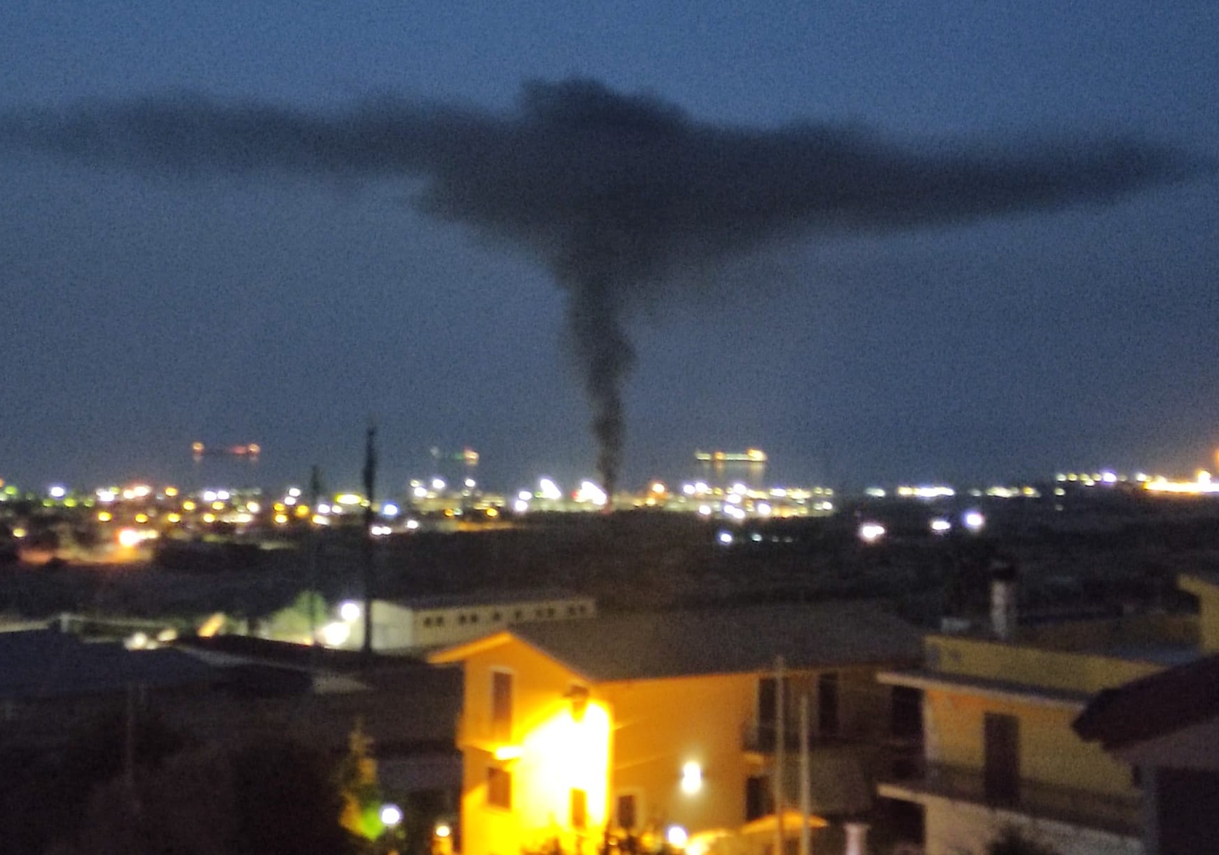 Nube di fumo nero dalla zona industriale siracusana