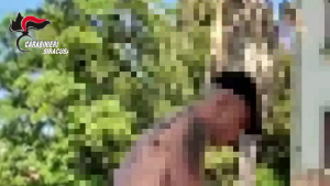 Siracusa - Sale sul tetto per tentare il suicidio, salvato dai carabinieri