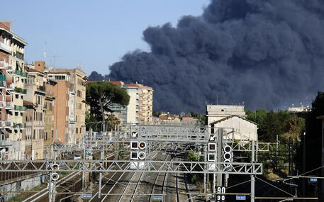 Vasto incendio a Roma Evacuati due immobili